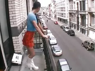 性感的屁股吸烟热宝贝满足她的爱情隧道