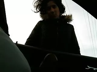 丰满的业余享受公鸡在原始POV灌木丛中