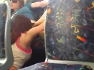 性感的金发女郎独自炫耀