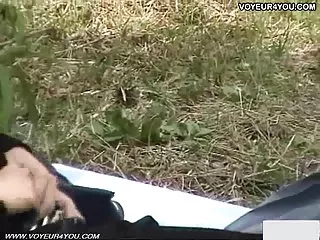 索菲亚在镜子旁玩得很开心