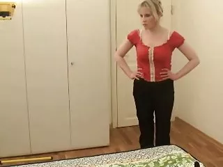 红色比基尼的热和漂亮的金发女郎想要玩她的twat