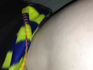 比基尼泳装的嘴唇金发女孩