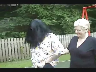 两个美女和一个肌肉男子在凸轮上生活