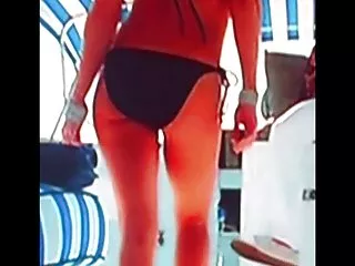 女孩玩得很开心，而男人则忙于他的愚蠢游戏