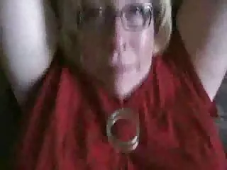 看这个可爱的黑发小鸡炫耀她的货物