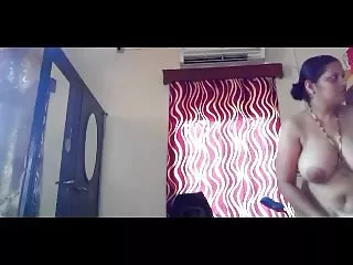 Top Layla伦敦在地板上与一个热病人做爱