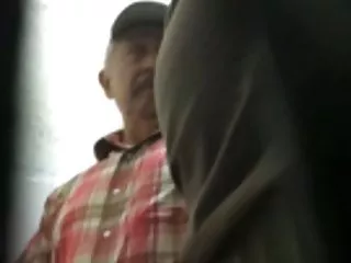 公鸡在放松模式的白色沙发上分享