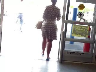 穿白色连衣裙的女孩很精致