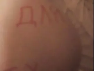 漂亮的山雀的热布鲁内特在户外满足她的小鸡